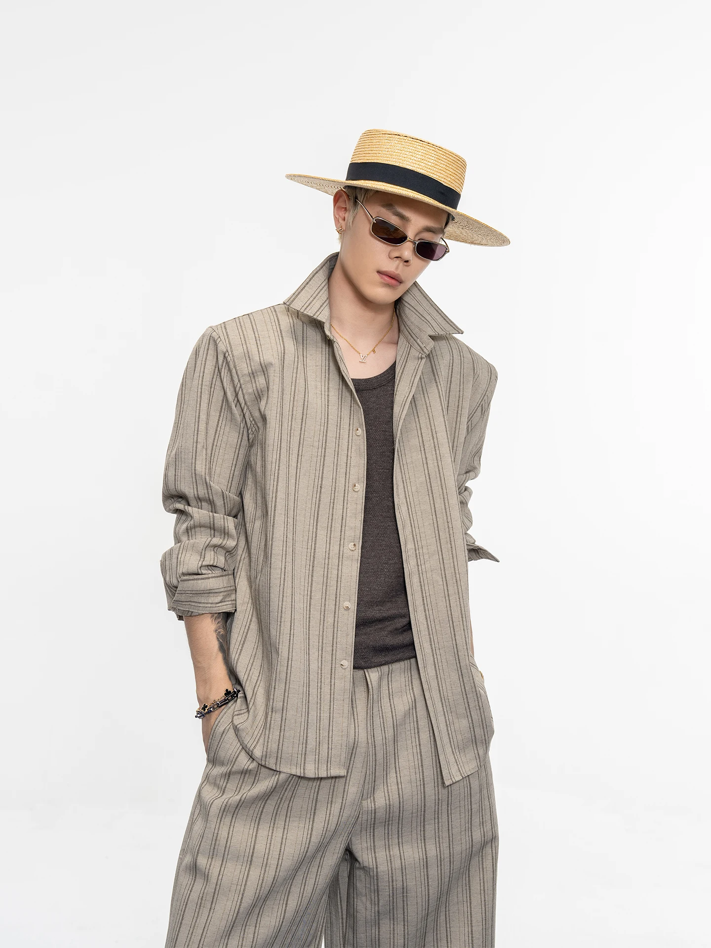 かっこいい私服を着るには？ストライプシャツとワイドパンツのセットが解決するリアルな選び方