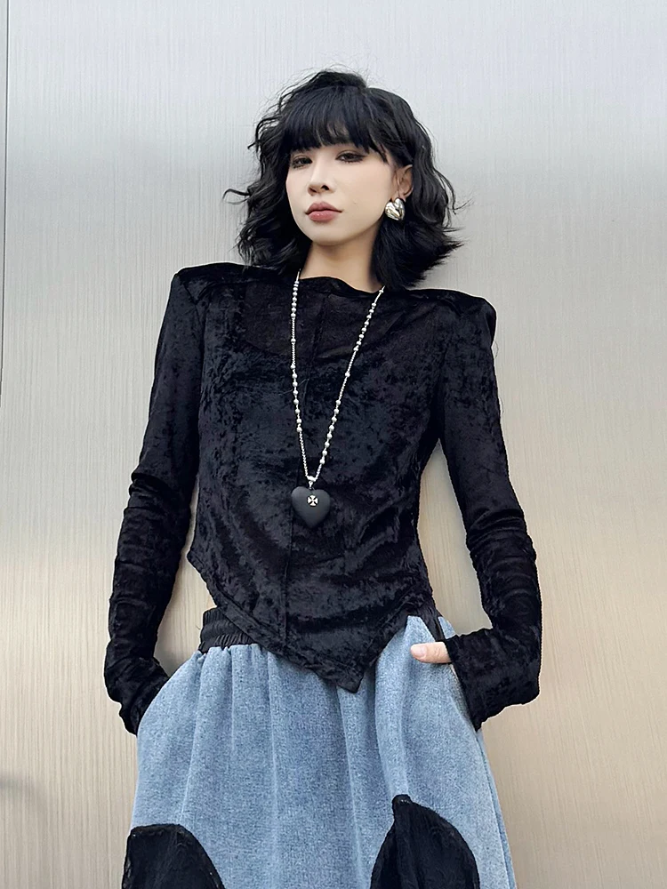 デザイン性の高いパッド入りTシャツ【スリムフィット・春秋用・スタイリッシュ】：女性向けの春・秋に最適な着用シーンと素材特性