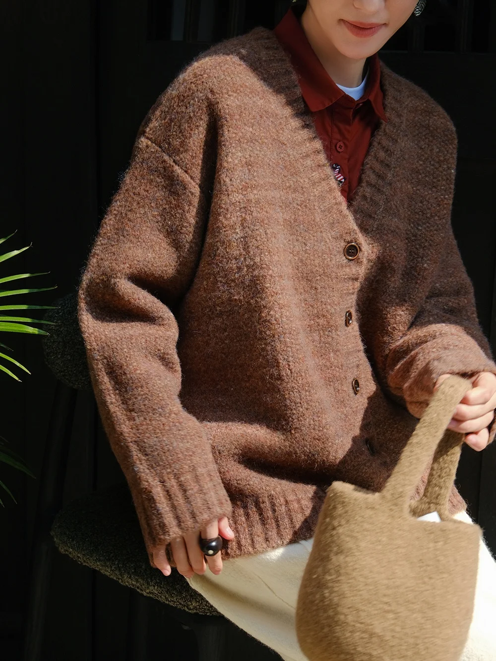 ウール混紡ニットカーディガン：冬の寒さに強い保温性と柔らかさを実現