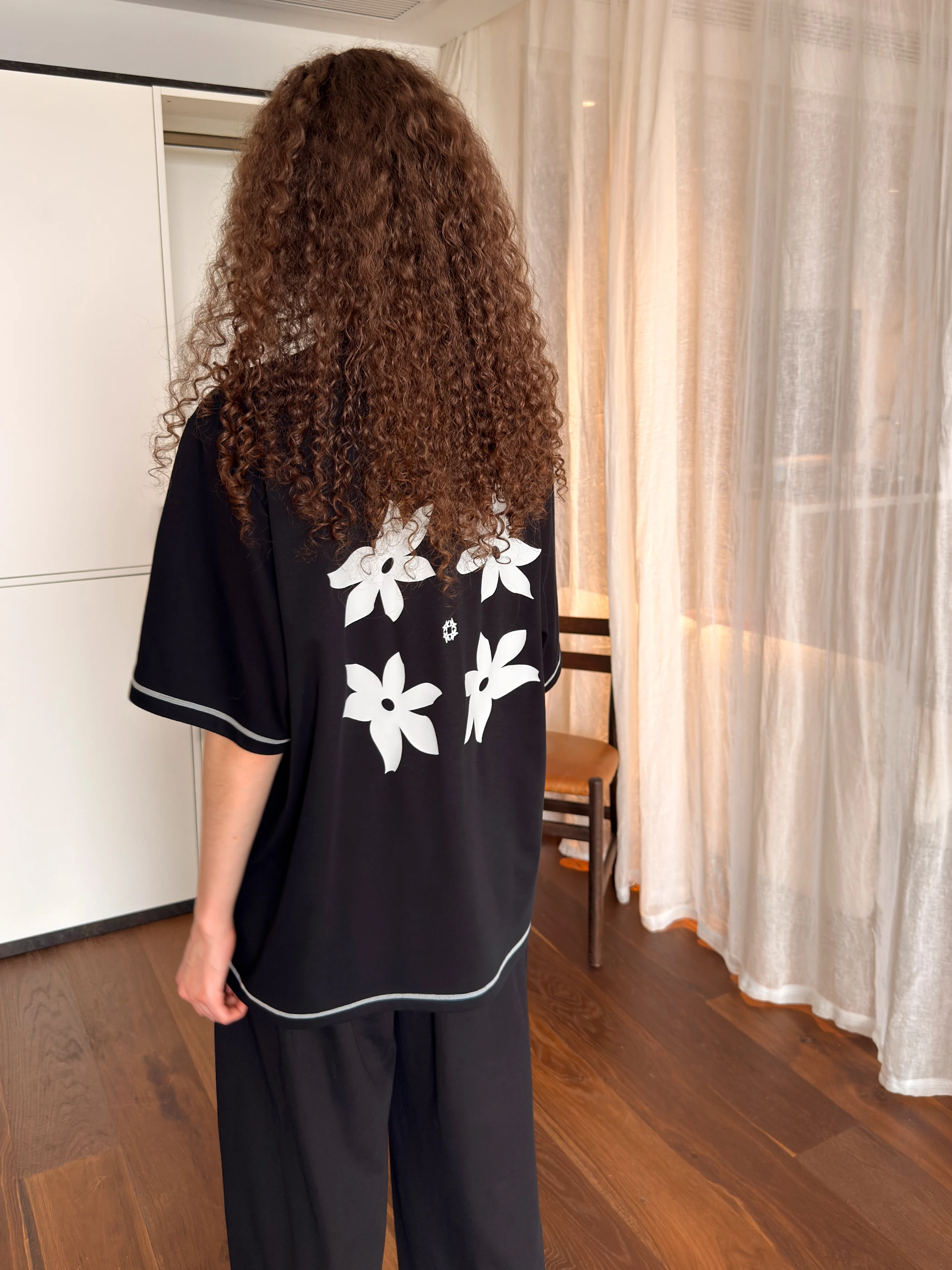 クルーネックTシャツを選ぶときに迷うのは、どんな素材とデザインか？