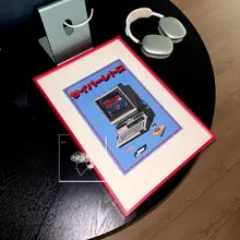 レトロ未来感あふれるY2Kスタイルのコンピューター趣味の中古おもちゃポスター【バウハウス風・赤いフレーム】