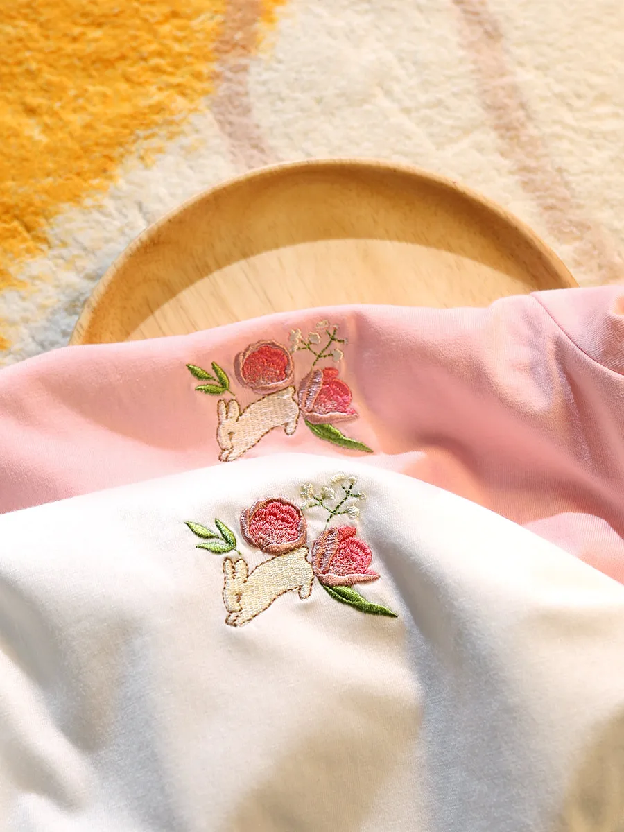 牡丹刺繍の男女兼用カジュアル短袖Tシャツ：華やかなデザインが夏の日常を彩る
