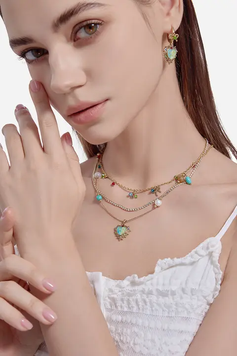 レトロデザインのハートネックレス【多層・カラフル・春夏用・ショートチェーン】（セットアップ対応）