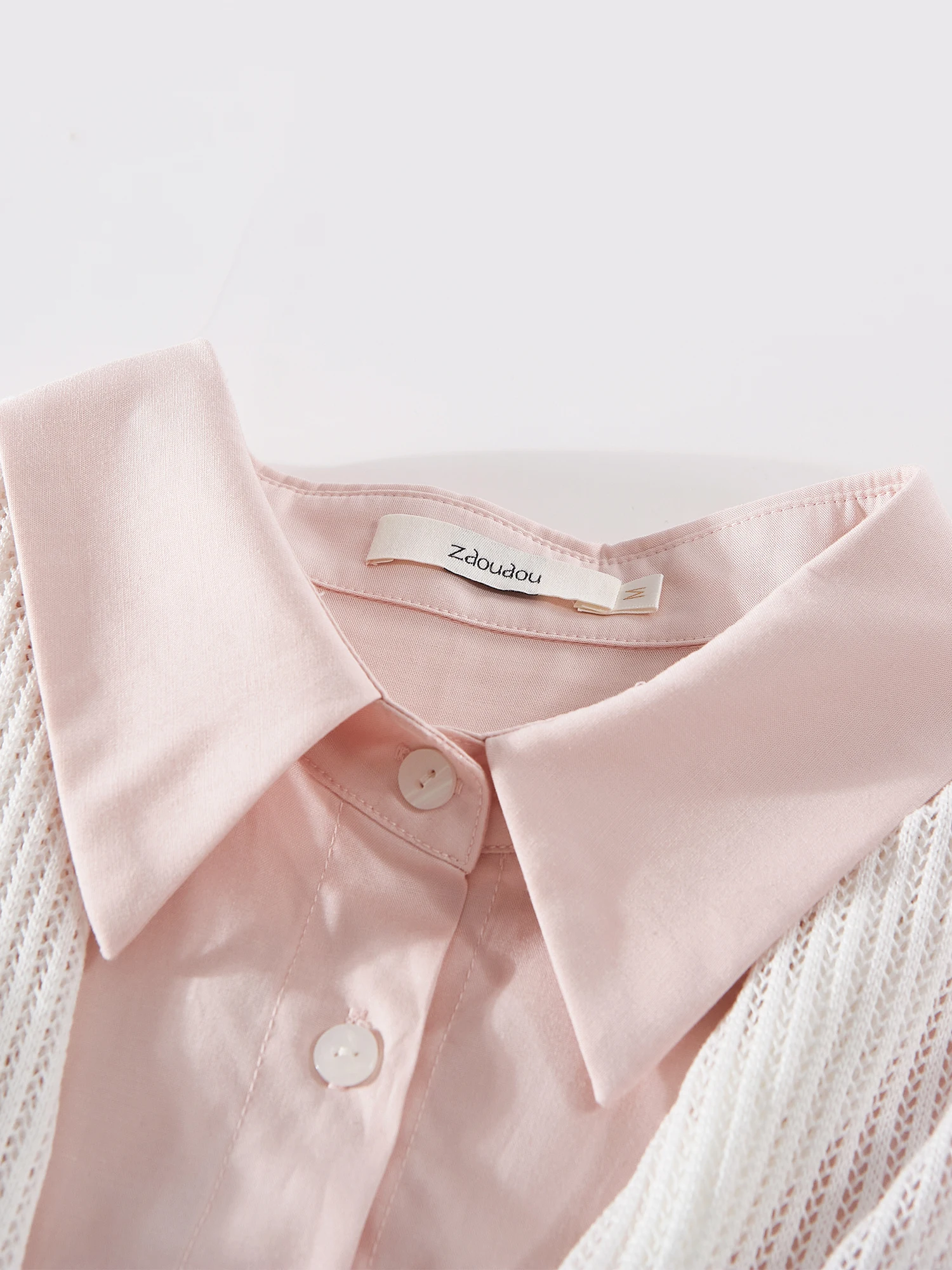 4月の服装 50代にぴったりな春のシャツは？高級感と軽さを両立するピンクシャツの選び方