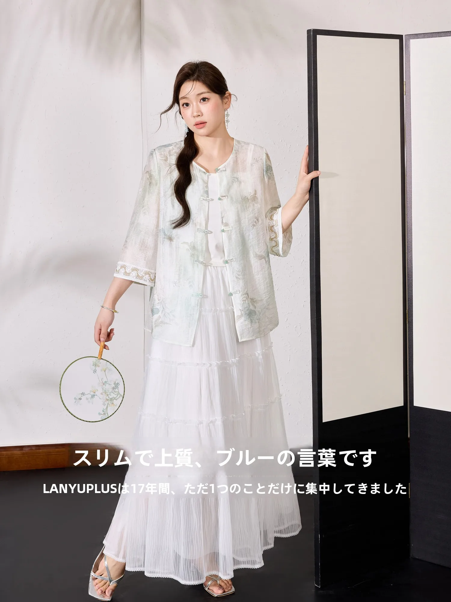 ダッフルコートを選ぶべきか？実は、夏の通勤に最適な「軽やかな天絲コート」が登場した！