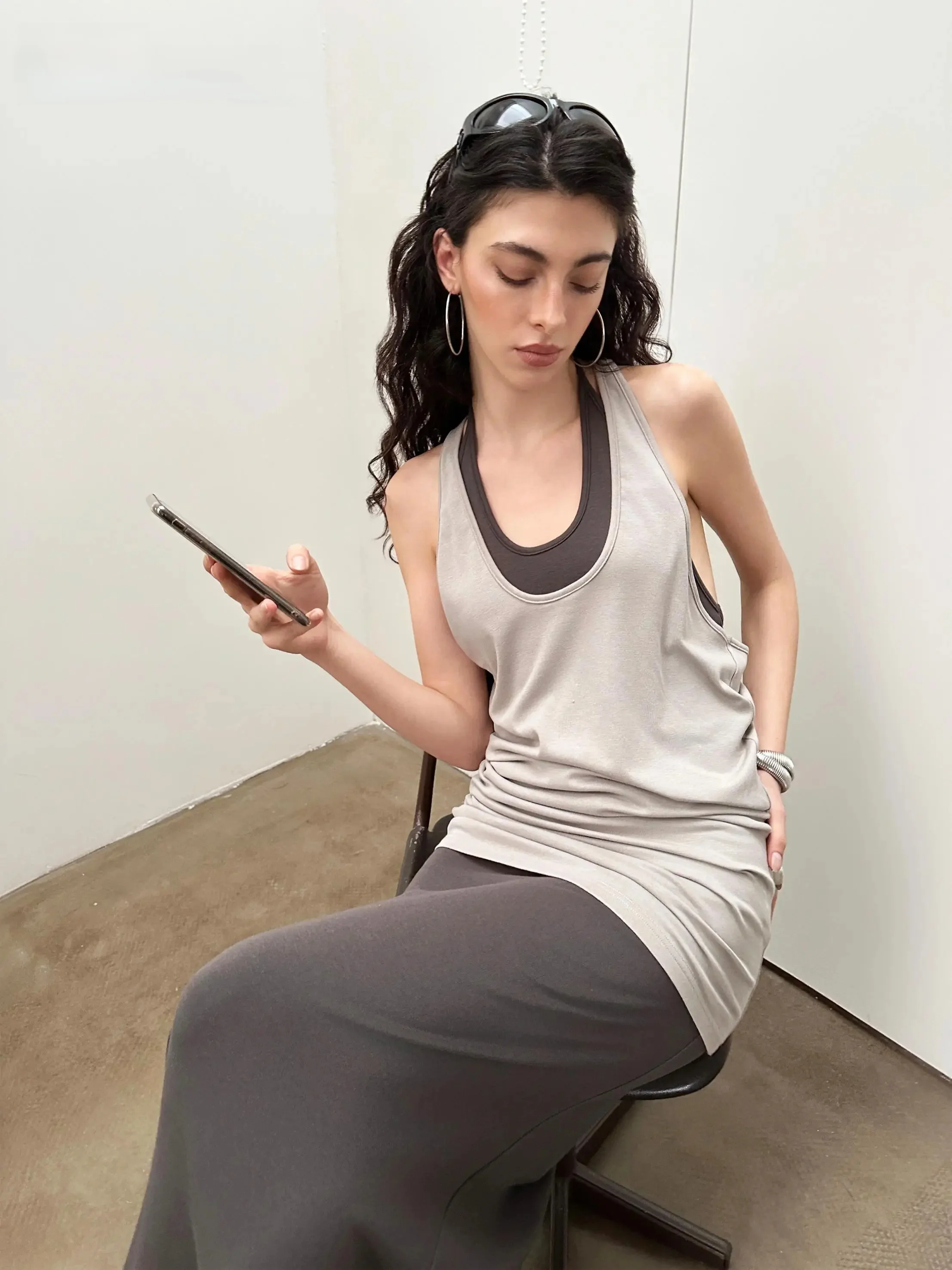 レースジレ ロング：デザイン重ね着のハングルネックロングドレスが提供する女性向け着用体験