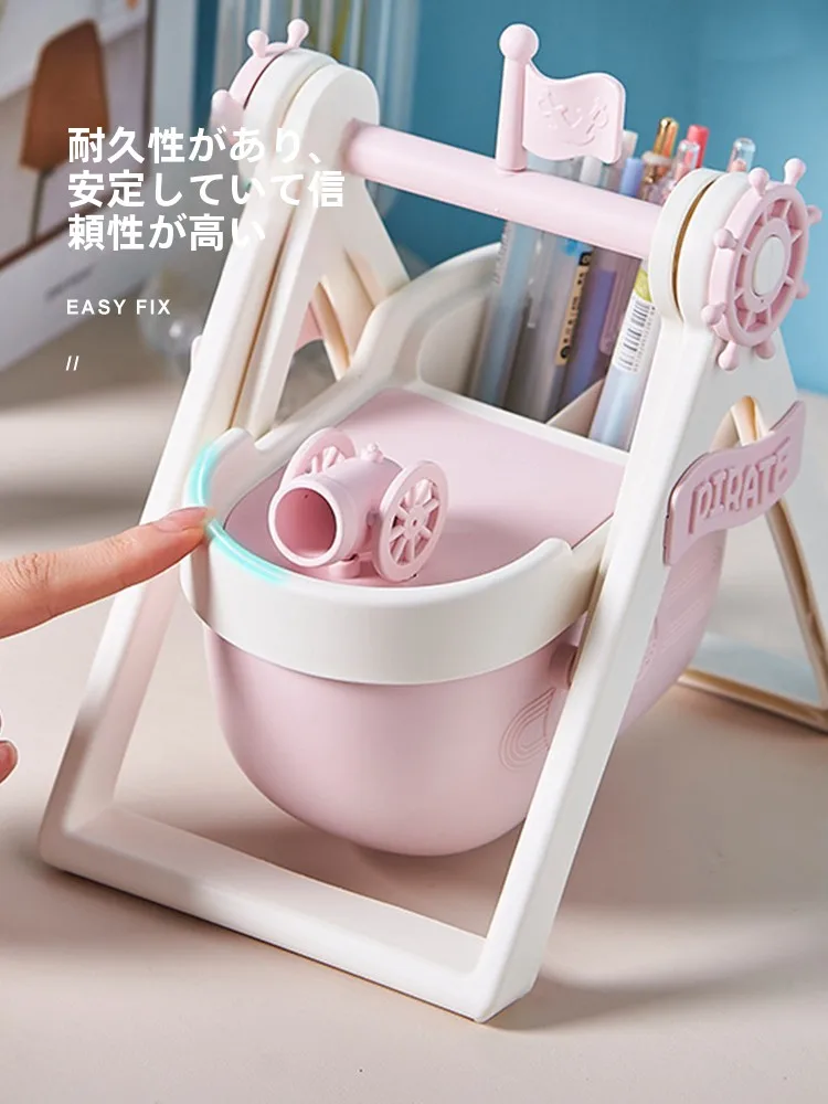 80年代キャラクター文房具：海賊船デザインのペン立てが提供する学生部屋のインテリア価値