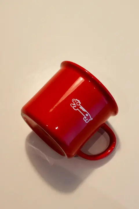 goodfornothing 紅い犬の陶器製マグカップ【ミルク・コーヒー用】