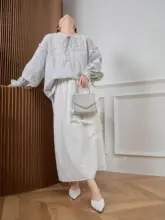 重厚感あるストライプのリボン付き丸首シャツ【女性用・高級感・軽やか】
