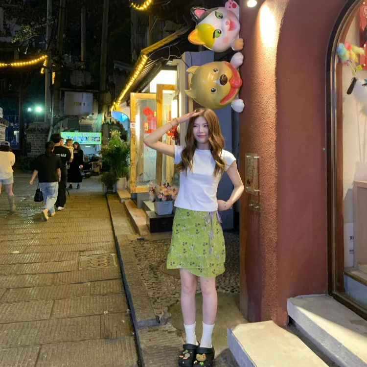 緑の靴に合う服の選び方と、春夏の自然系ファッションを実践する3つのおすすめアイテム