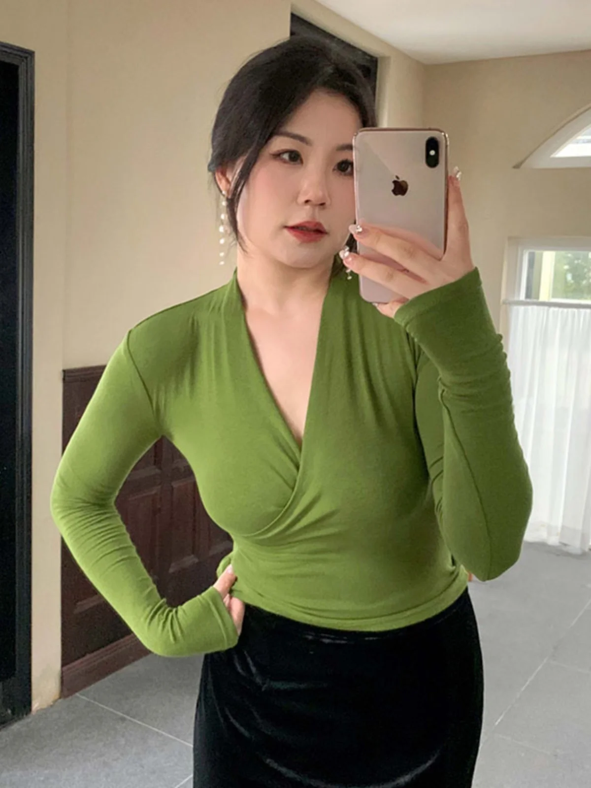 通勤の日常を彩るVネックTシャツは、どう選ぶ？