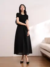 優雅なデザインのアセテート短袖ワンピース【ウエスト絞り・ミディ丈・小黒服】（セットアップ対応）