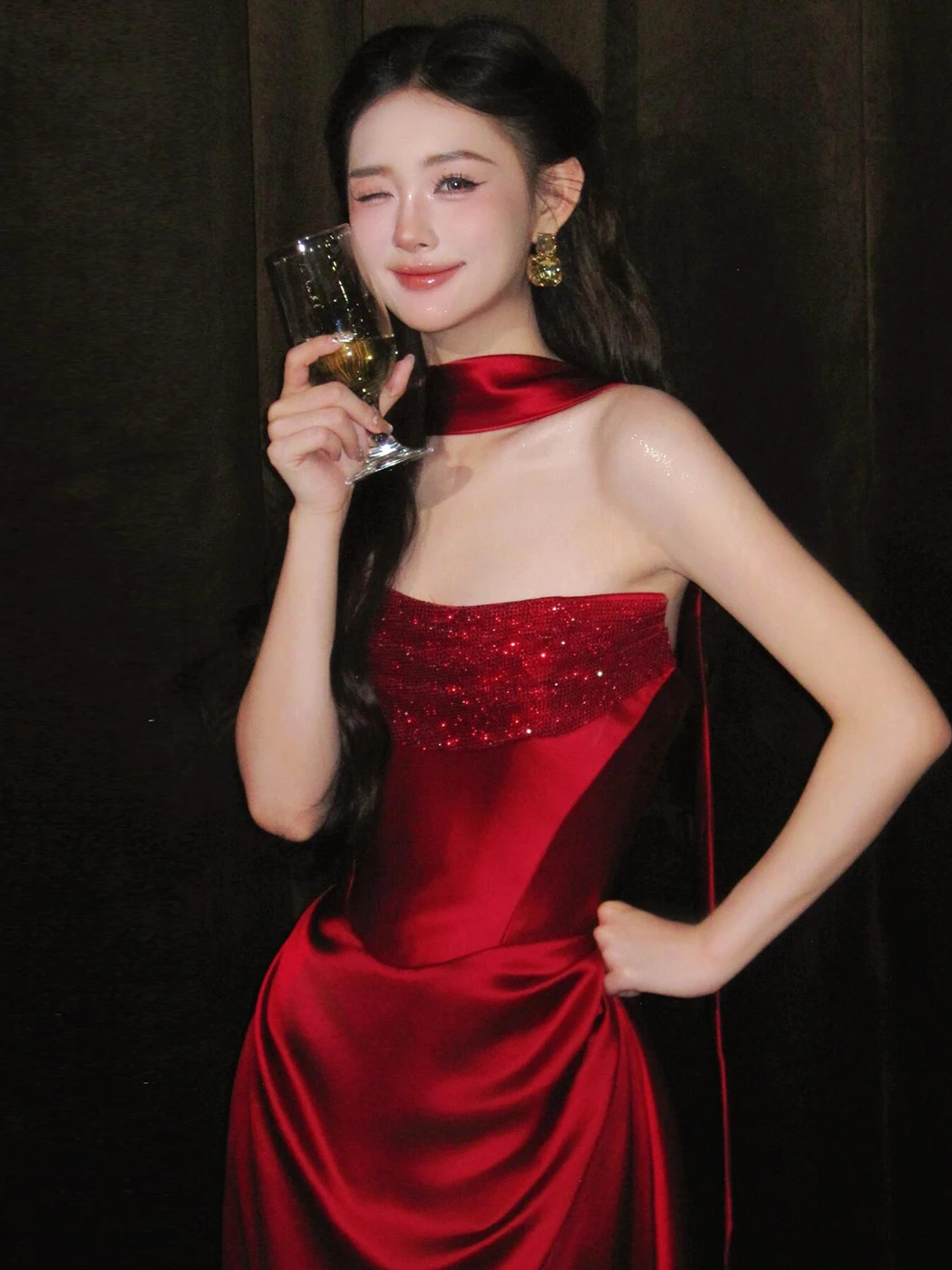 結婚式に着る親族のドレスは「かっこいい」を選ぶべき？ワインレッドが30代既婚女性に与えるリアルな影響とは