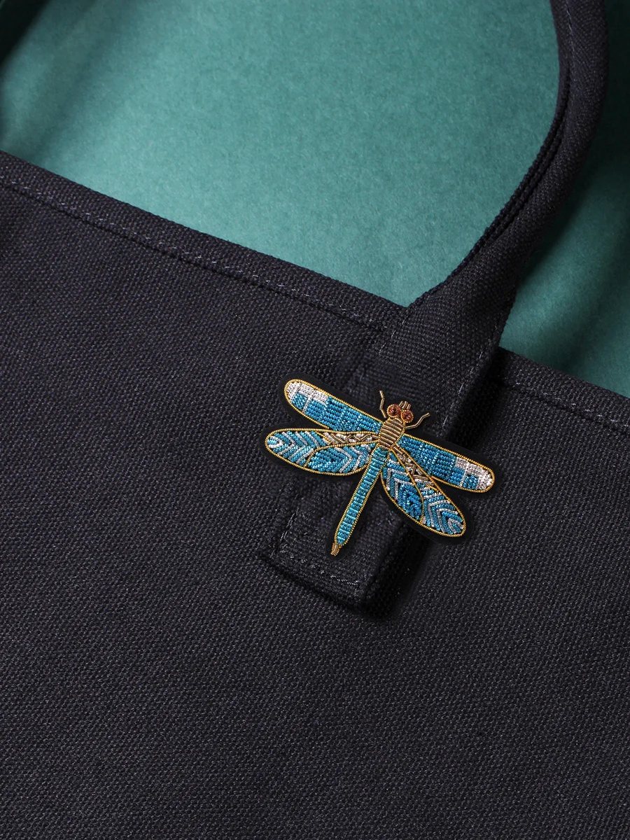 100均 パールピン で失敗しない選び方とは？エレガントなスーツに合う「手刺繍ドラゴンフライブローチ」の使い方を解説
