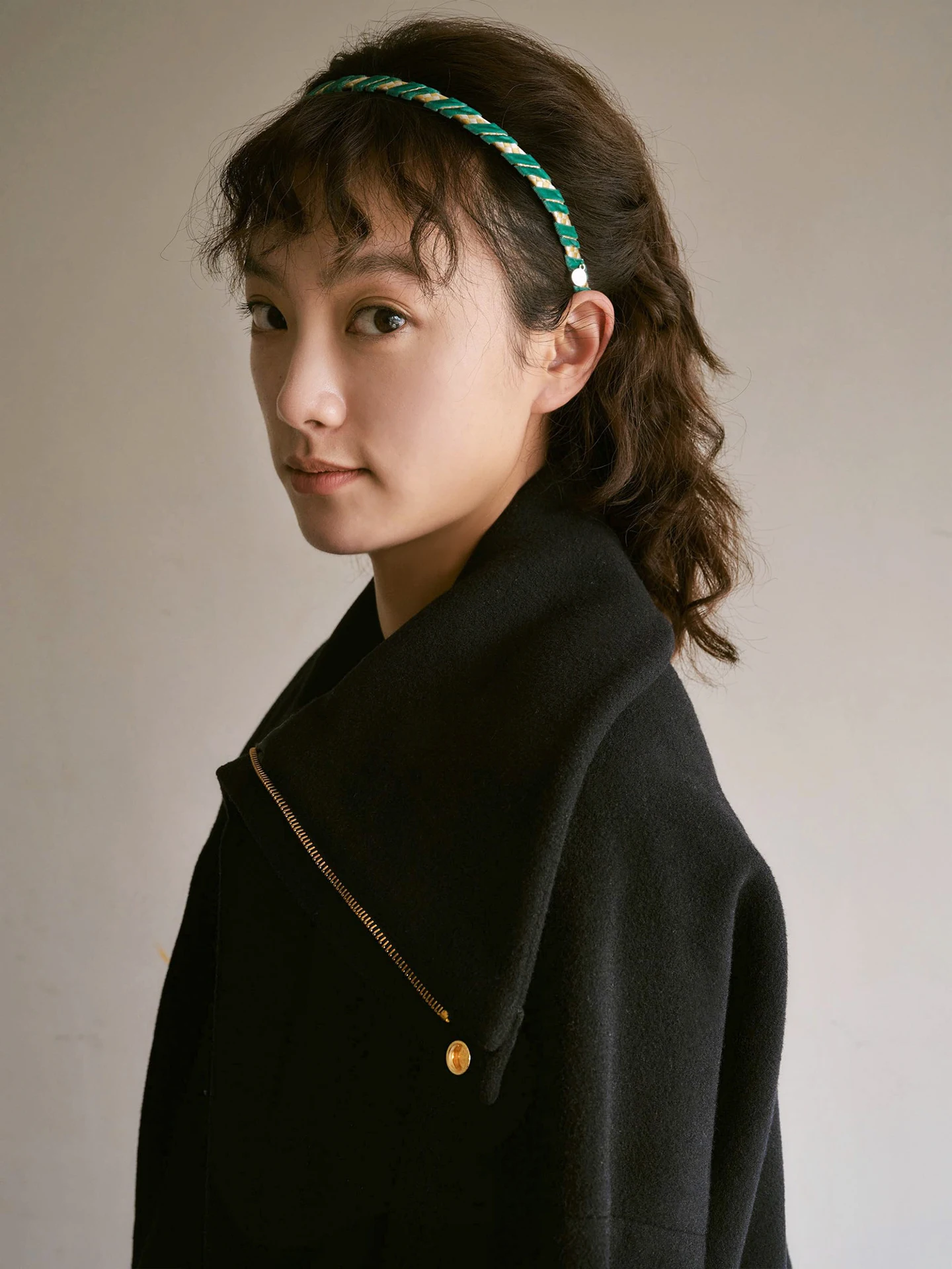 お宮参りにぴったりのヘアバンドはどれ？サテン素材のチェス柄がおすすめの理由