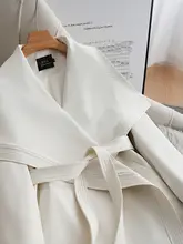 高級感のある白色トレンチコート【春秋用・大きな襟・短めデザイン】