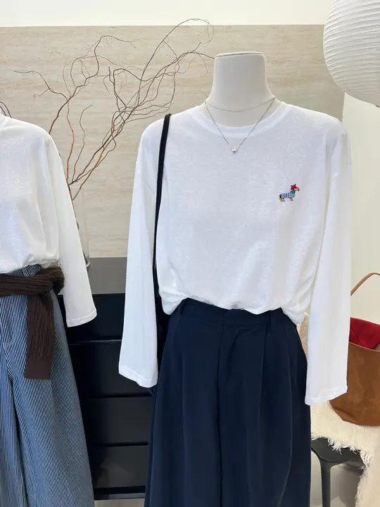 春秋用刺繍デザインの薄手白長袖Tシャツ【カジュアル・スタイル】