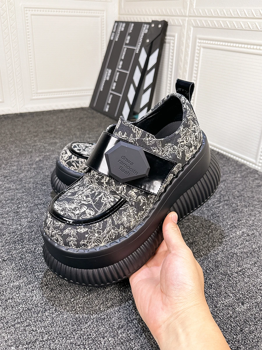 10万円で買えるレディースファッションで悩んでいるなら、この「内蔵ヒールの小型レザーシューズ」が今こそおすすめ！
