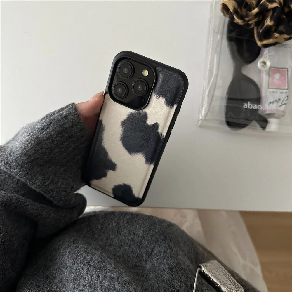 100均スマホケースと比べて、レトロレザー風のシンプルケースは本当に価値があるのか？