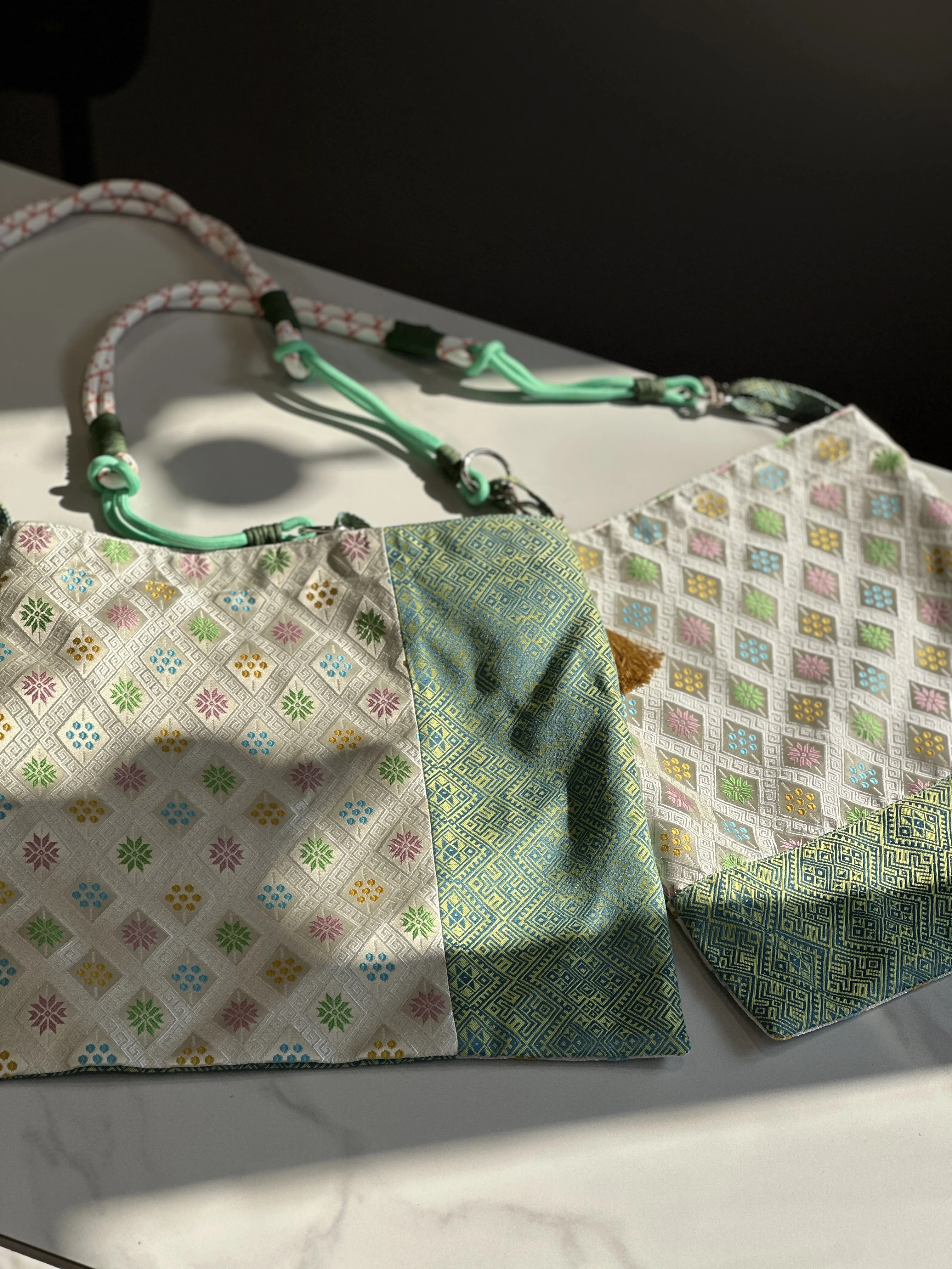 伝統的な壮族刺繍の布トートバッグ：新中式デザインで通勤と日常を支える大容量バッグ