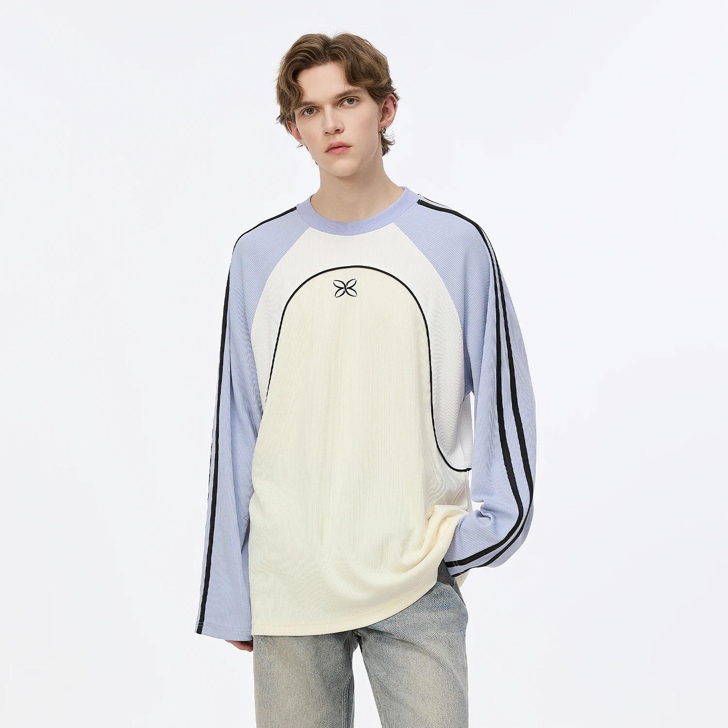 三色パネルデザインの長袖Tシャツ：ユニセックス向けの秋冬カジュアルスタイル