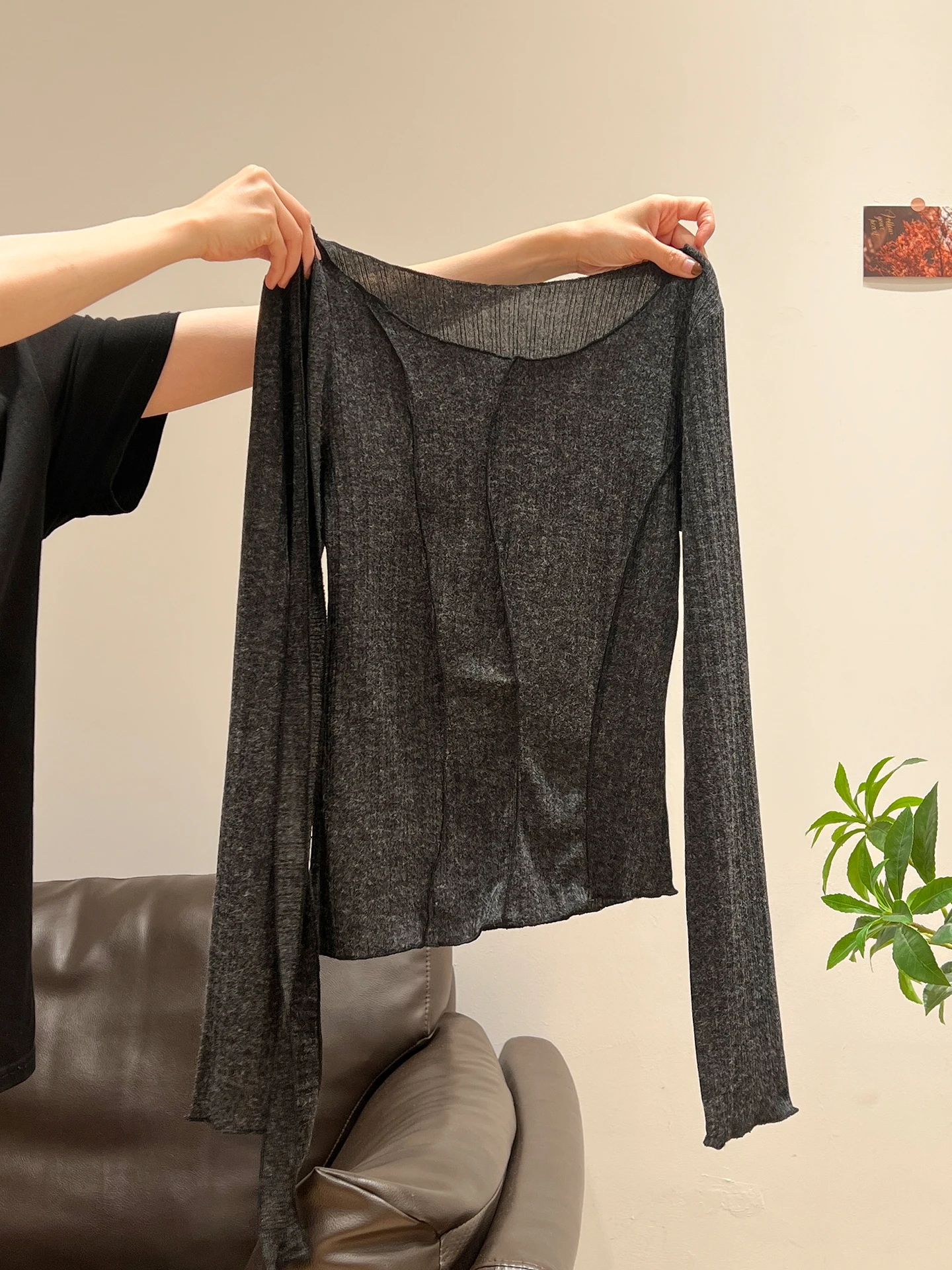 UVカット長袖Tシャツ：女性向けの通勤風ニットで日焼け防止を実現