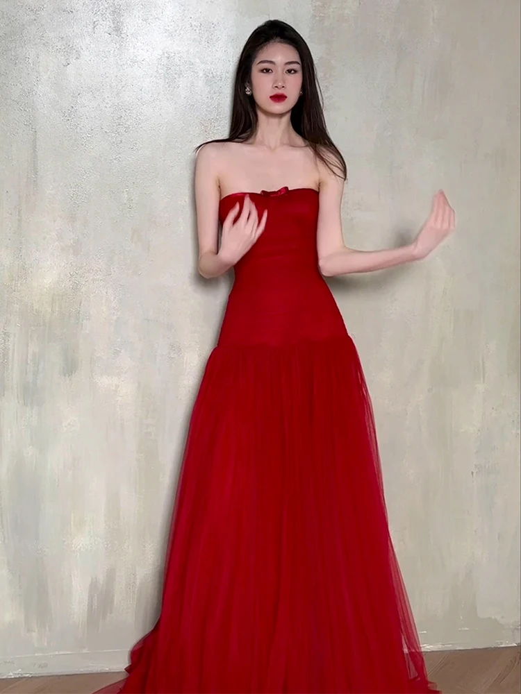 結婚式で「モード系」を実現するには、赤いビスチェロングドレスが鍵？