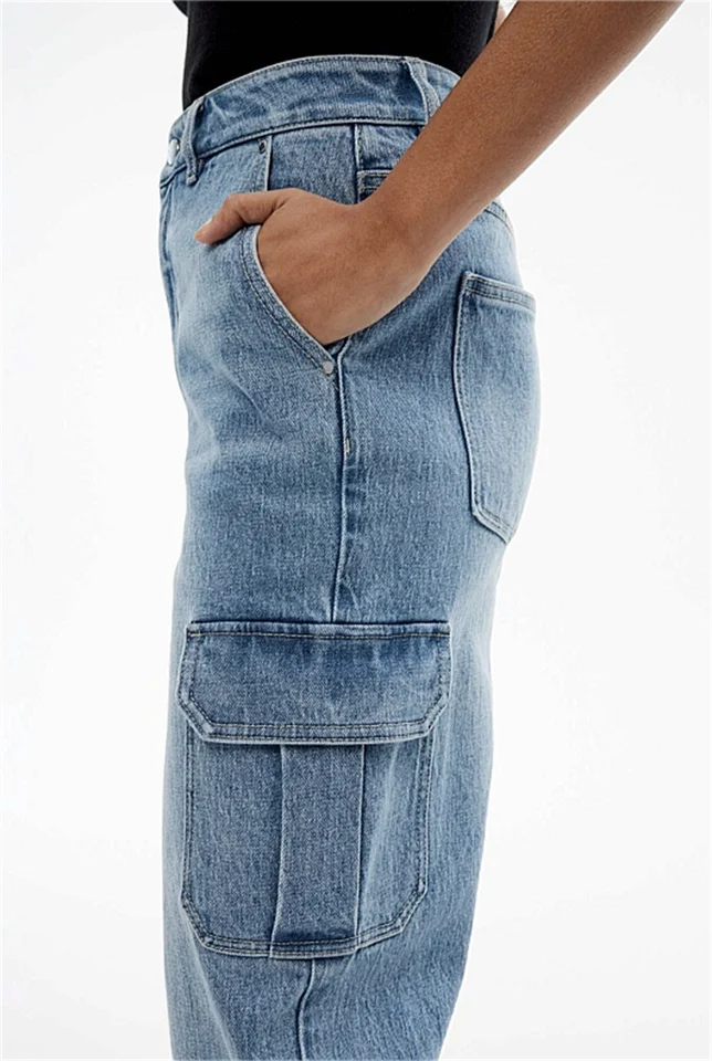 ブルーのワークスタイルストレートデニムパンツ【ワイドレッグ・レディース・大きいサイズ対応】（セットアップ対応）