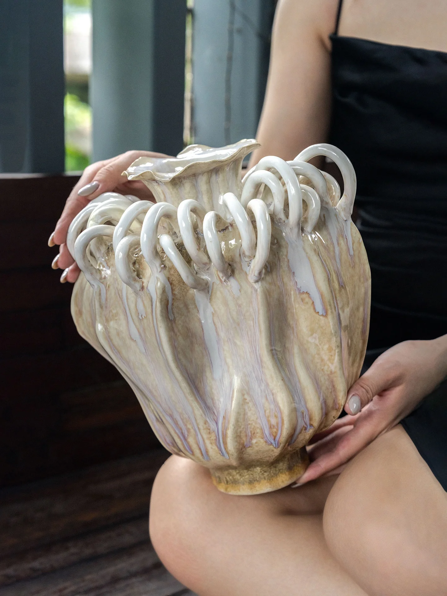 花瓶写真に何を置くのが絶対？アート感あふれる手作り花器が解決するリアルな悩み