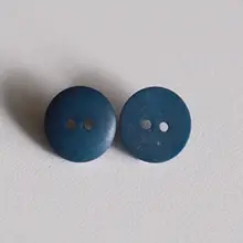 シンプルなデザインのツートンカラー ボタン【ターコイズブルー・アイボリー】