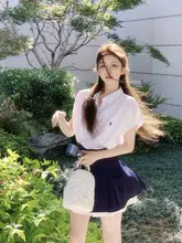 高腰プリーツミニスカートと白い短袖シャツの学院風コーディネート（セットアップ対応）