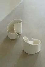 不規則な曲線デザインの陶器製フラワーベース【インテリア装飾用】
