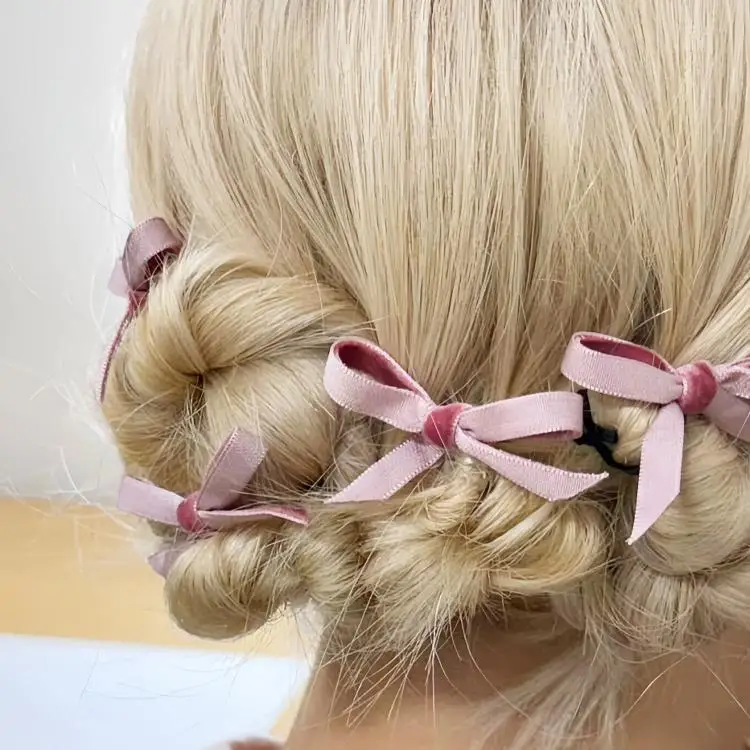 シルクベルベットリボンヘアクリップ：ダックビル型で軽やかに固定する秋冬のヘアアレンジ