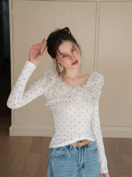 ドットデザイン 長袖Tシャツ【レディース・立体コウモリ袖・スリムフィット・白色】