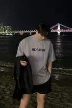 ゆったりしたシルエットのロゴプリントTシャツ【カジュアル・落肩・ラウンドネック】
