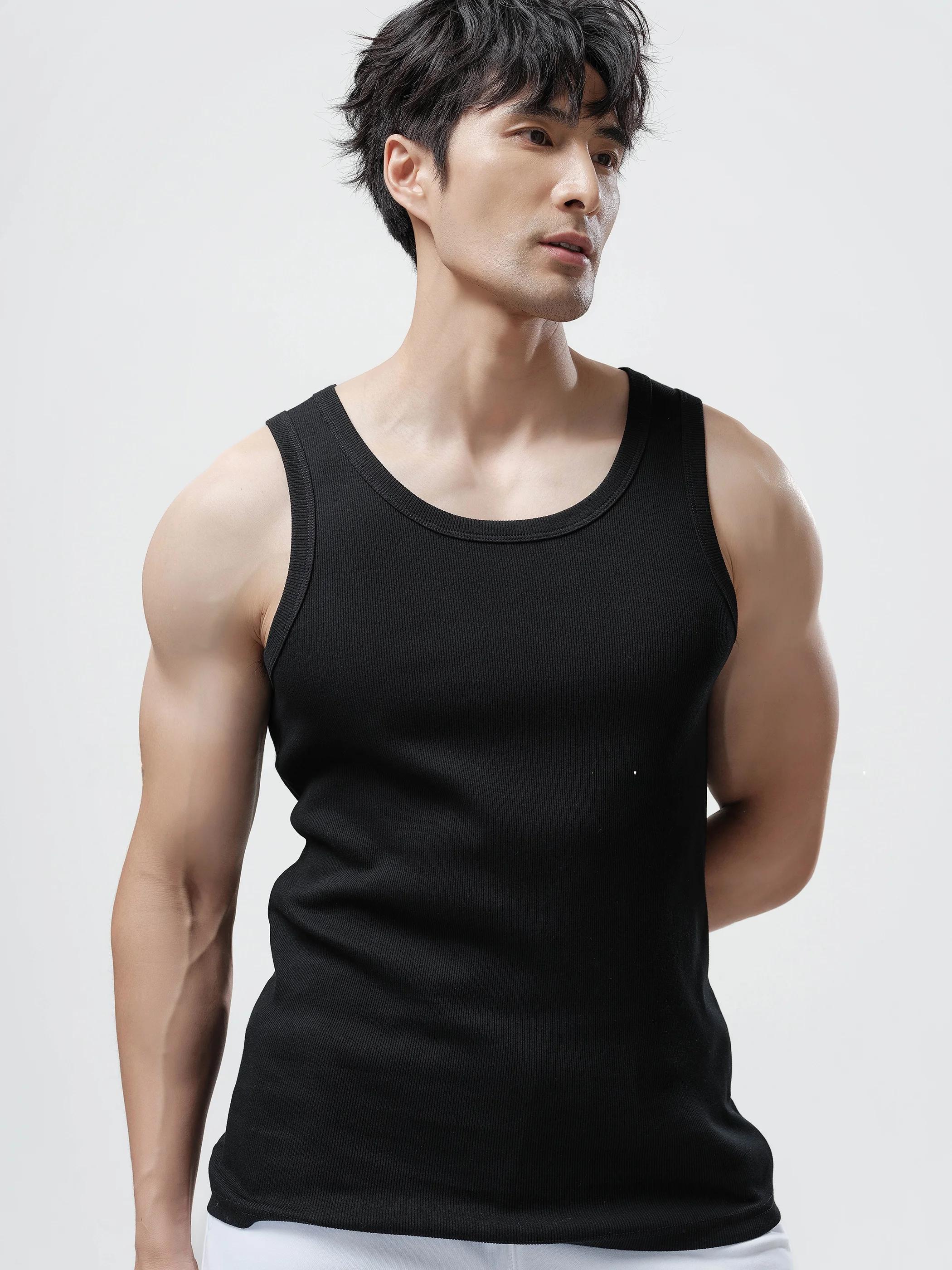 細身男子が夏をどう過ごすか？アイス感覚のリブコットンTシャツが解決する悩みとは