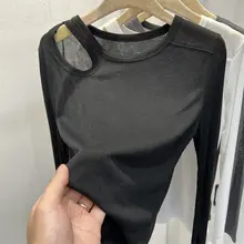 デザイン性のあるオフショルダー長袖Tシャツ【薄手・女性用・カジュアルスタイル】