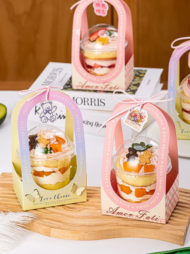 手提げ式ケーキボックス：おしゃれなインテリアに合うロマンティックピンクチェック柄のギフト用デザイン