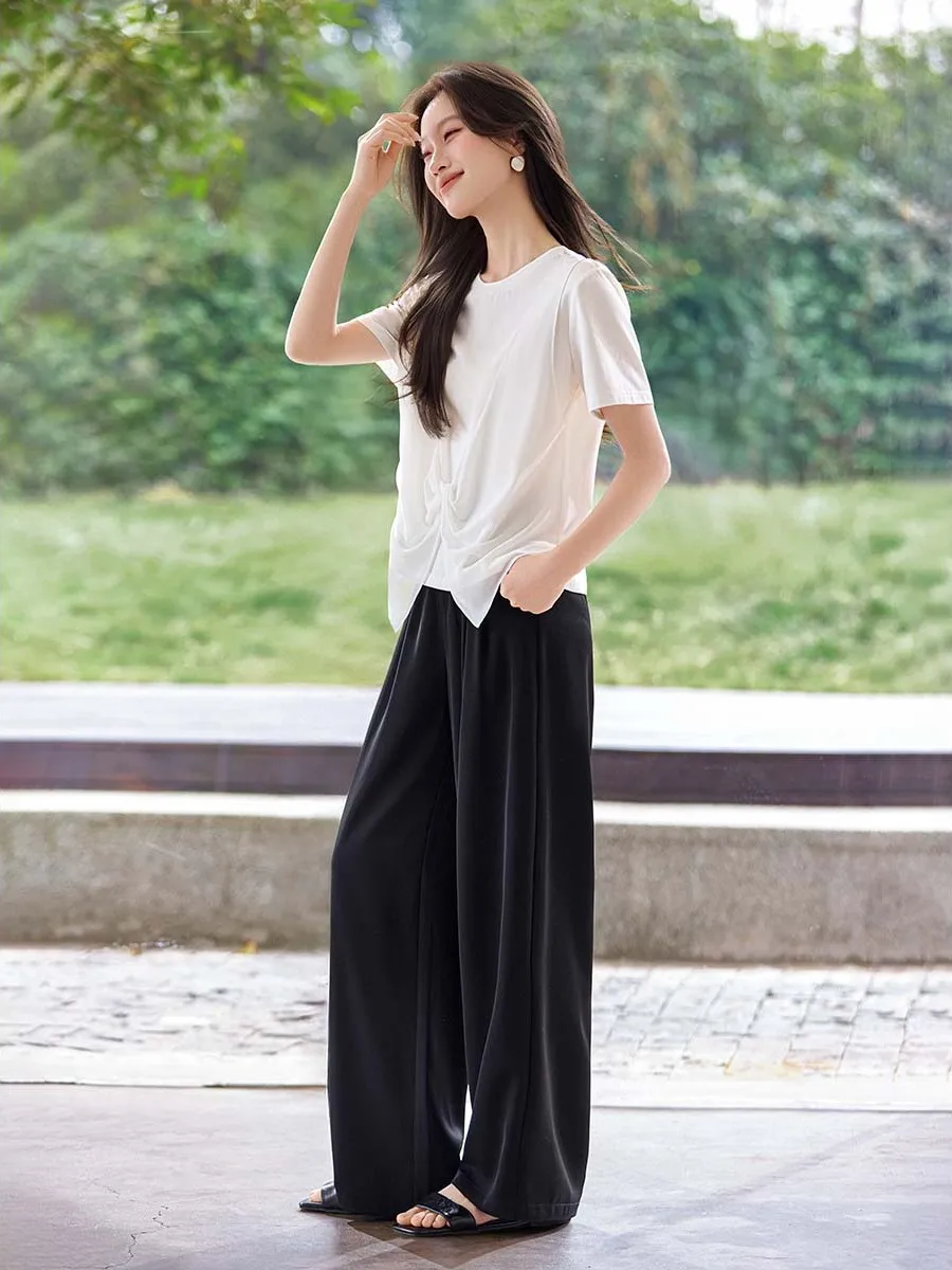 「Tシャツイン」で失敗しない着こなしは？捻りデザインのカジュアルTシャツが解決する3つの理由
