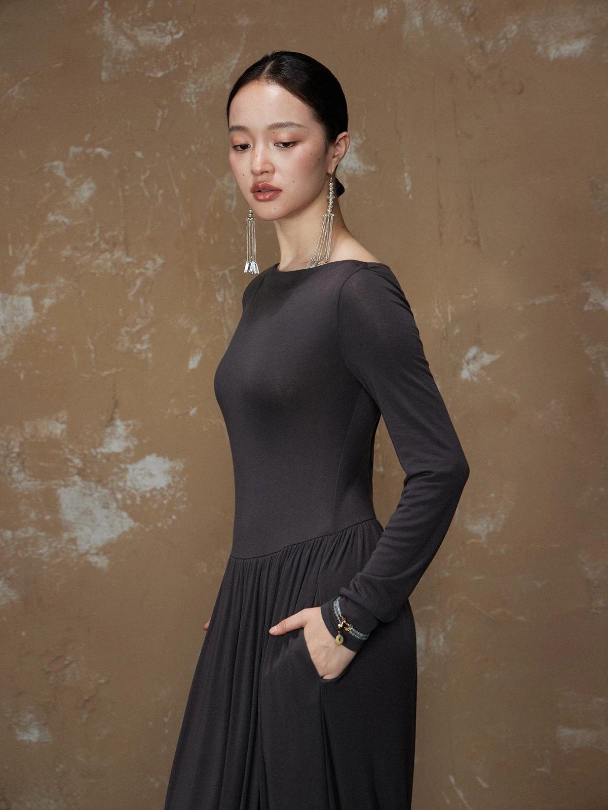 中国花嫁衣装のドレープ感ある新中式ロングスカート：墨灰色の秋冬用スタイル