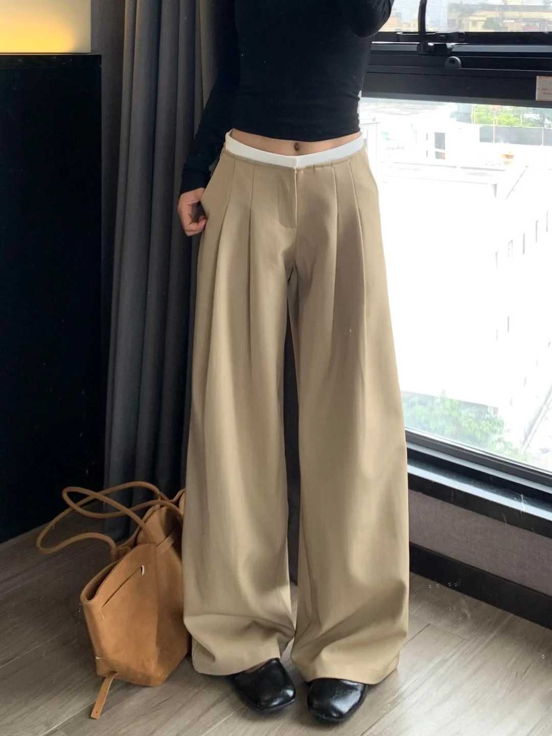 カジュアルなカーキ色のワイドレッグパンツ：長身向けの柔らかさとフィット感を実現
