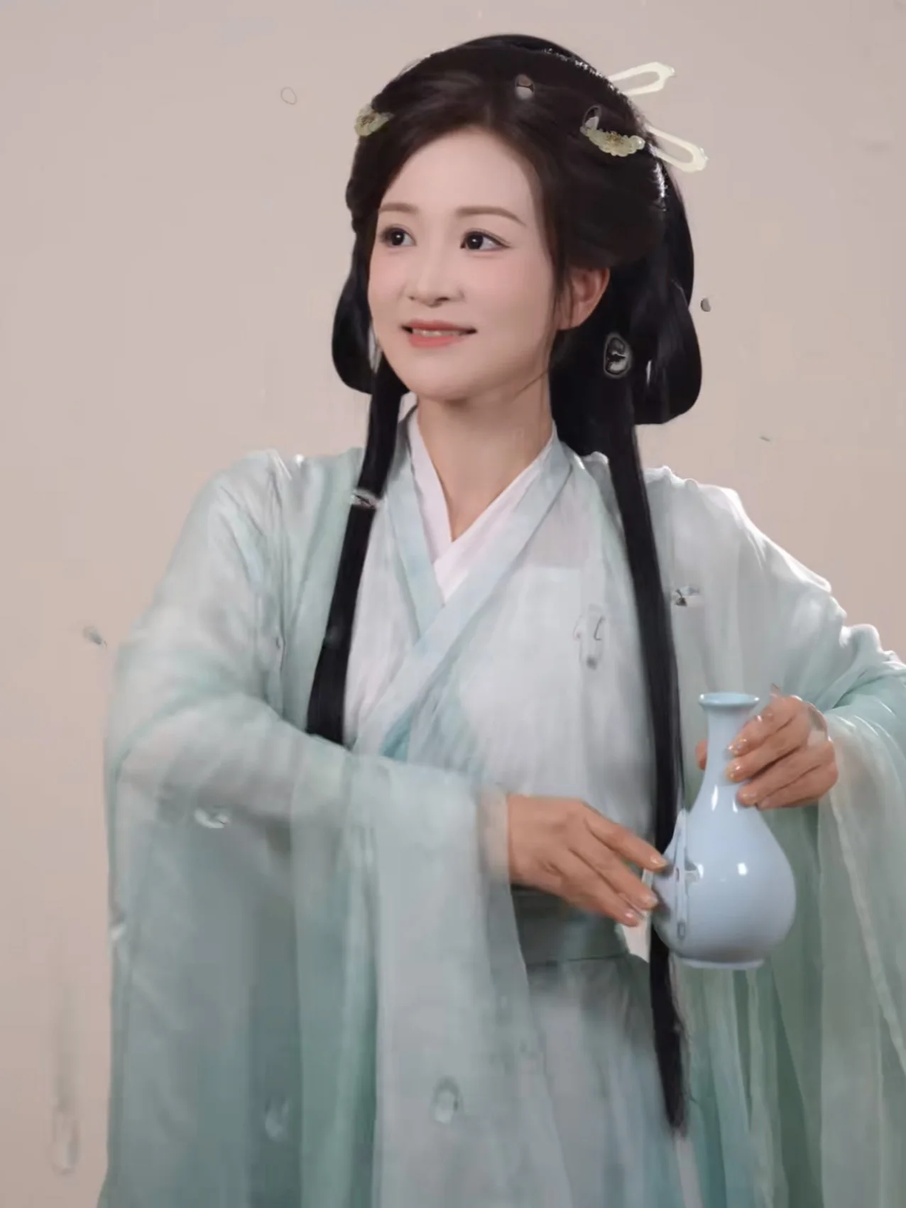韓国インテリアを再現｜カフェ風部屋の作り方　汝窯花瓶で空間の温かみを実現