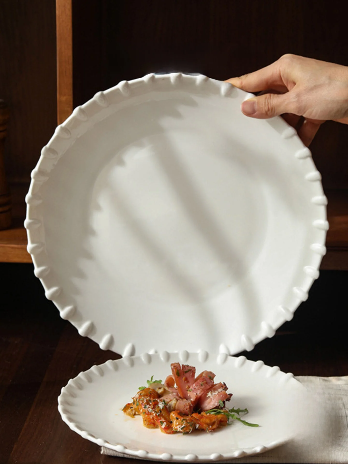 陶器製立体浮彫りディナープレート：牛ステーキ専用の家庭用食器の実用性と使い分け