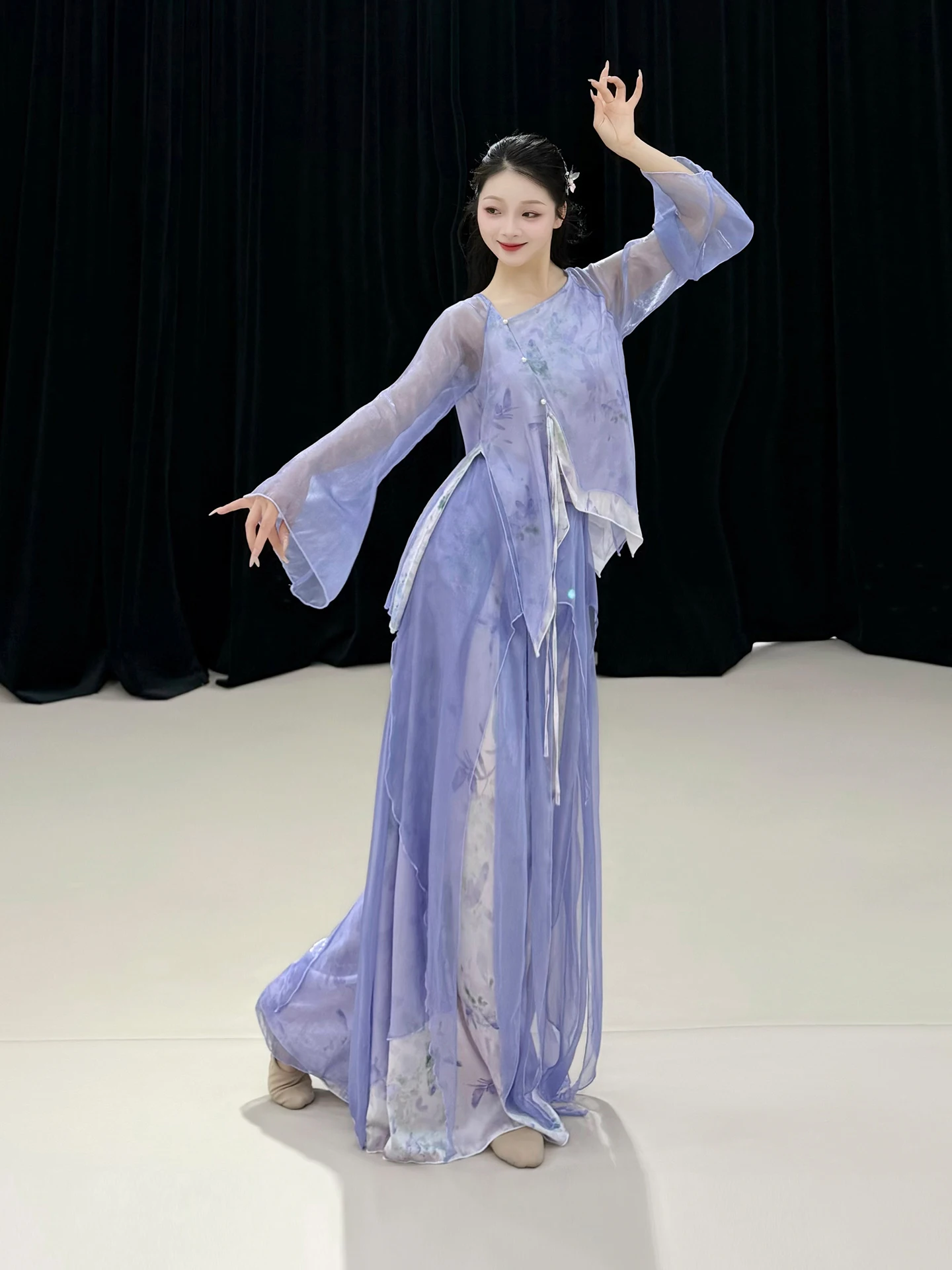 クラシックコンサート女性冬服装はどう選ぶ  ？透け感と軽さが魅力の紫色フレアスリーブ練習着の選び方