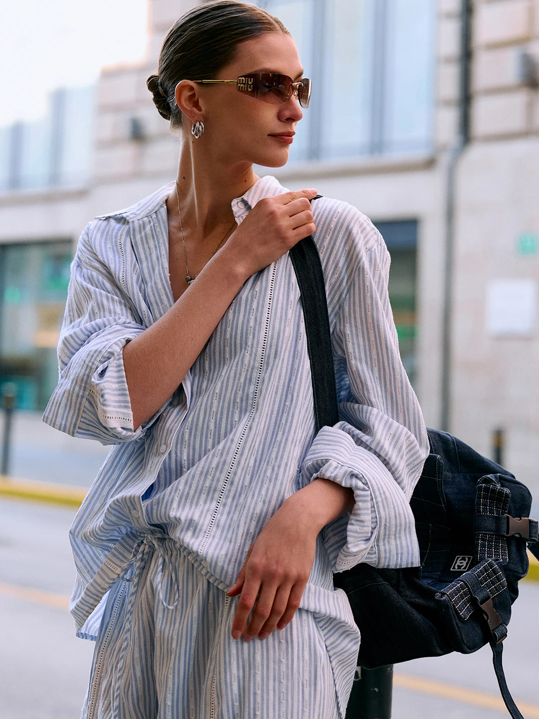 青白ストライプ長袖シャツと高腰ワイドパンツセット：モダンファッションの季節ごとの着こなしを実現