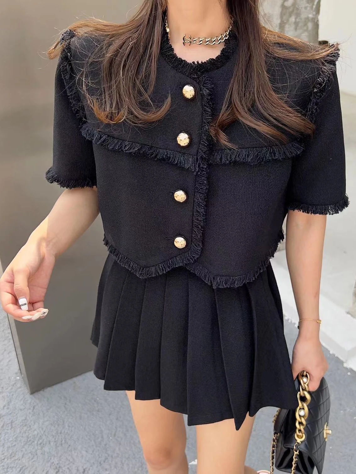 29度の日に着る服は、どう選ぶ？不規則なデザインがもたらす、心地よい夏のスタイルとは