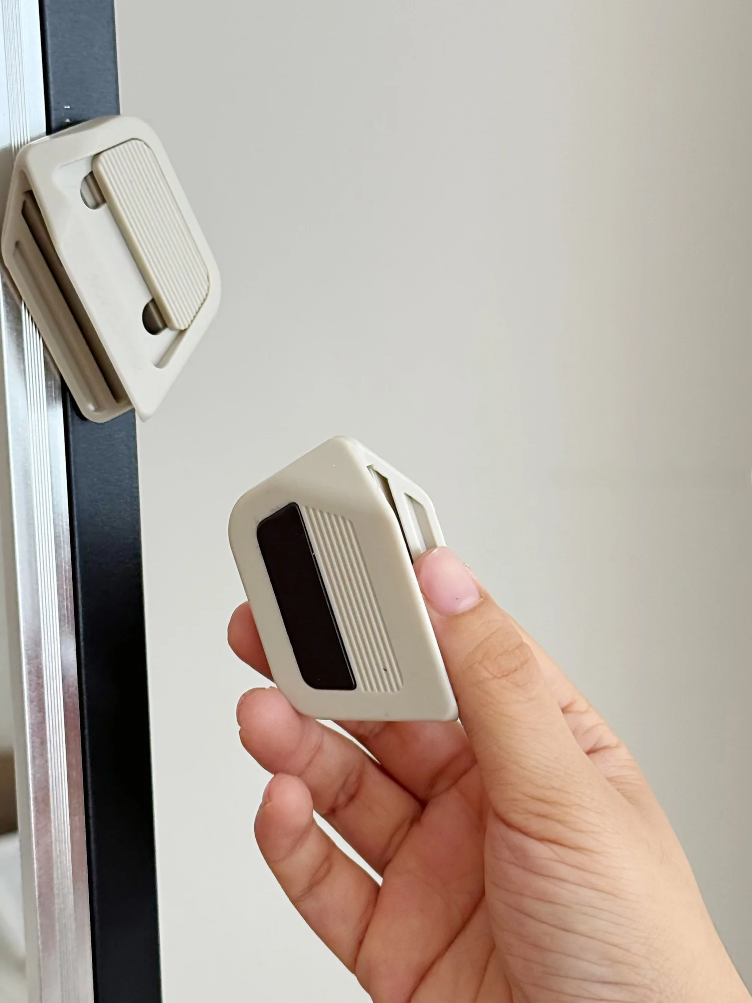 磁気吸着式開梱ナイフ：ベージュのミニサイズでカーテンやカートンを簡単に開ける