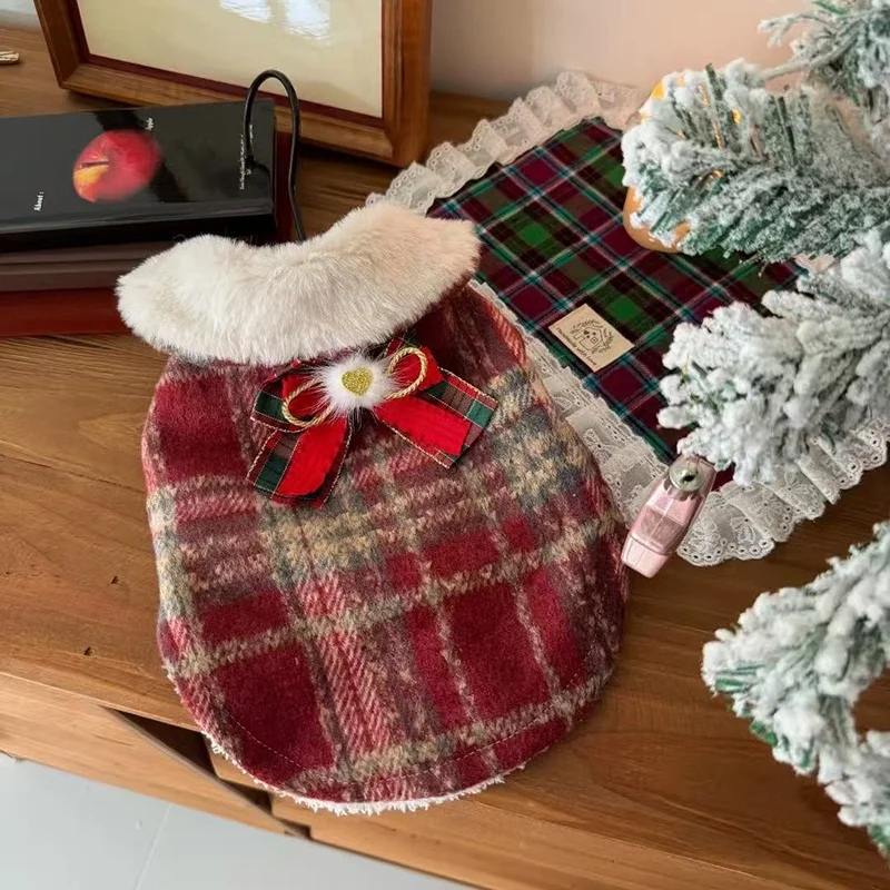 猫と犬のクリスマス用服：チェック柄・ファー付きベストで冬の写真撮影を快適に