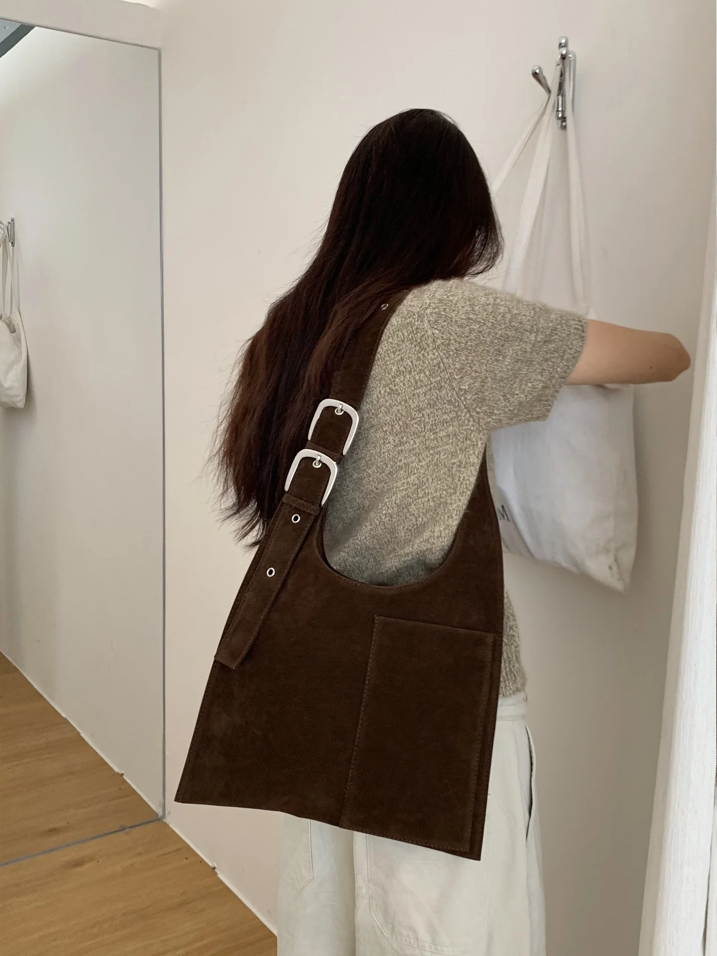 茶色ショルダーバッグ レトロ：スエード素材のレトロスタイルが日常に溶け込む