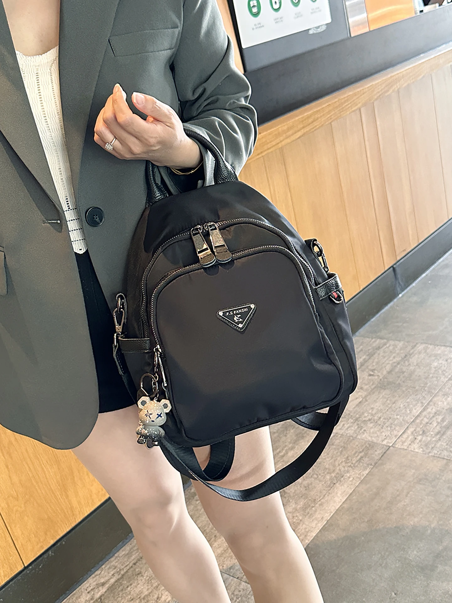 旅行用軽量デザインの防水バックパック【高級感あるオックスフォード布製・女性向け】